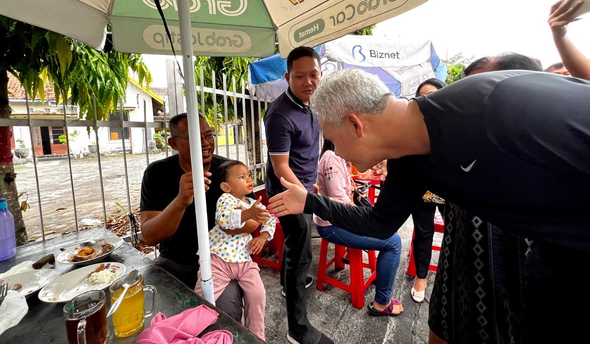 Ganjar Pranowo menyapa warga di sekitar kosnya dahulu