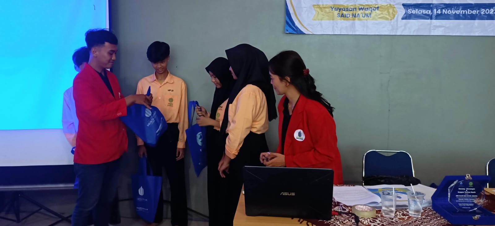Mahasiswa Fakultas Ilmu Komunikasi Universitas Mercu Buana menggelar seminar di SMK  Islam Said Na'um Jakarta.