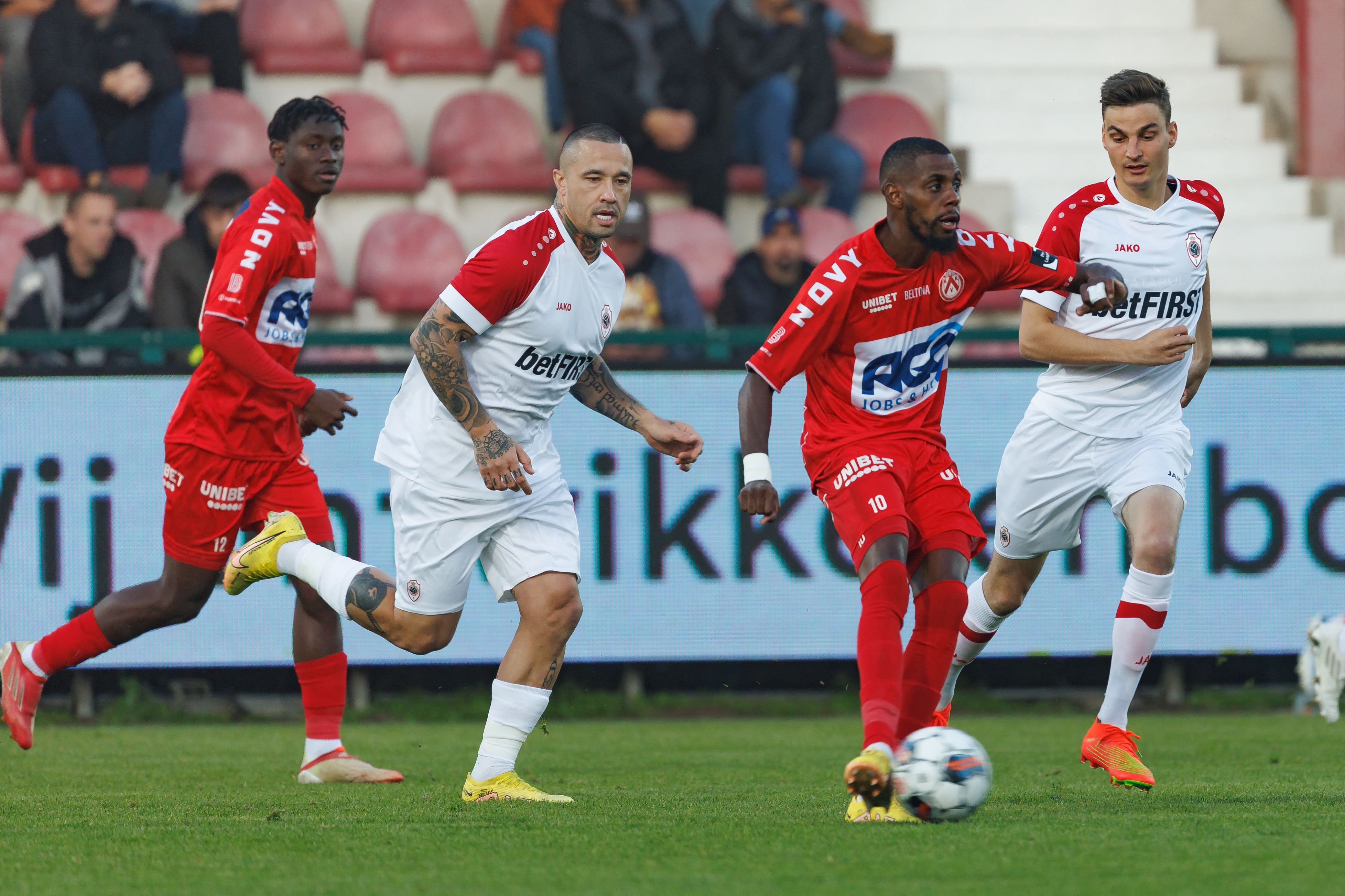 Radja Nainggolan (kedua dari kiri) saat masih memperkuat Antwerp.