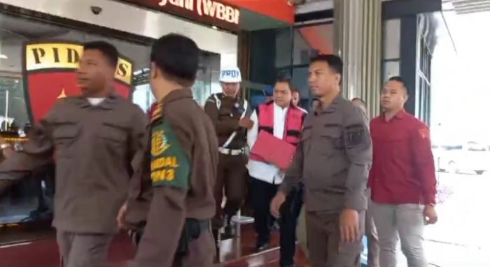 Kejaksaan Agung menetapkan Anggota BPK Achsanul Qosasi sebagai tersangka kasus dugaan korupsi proyek BTS 4G Kemenkominfo.