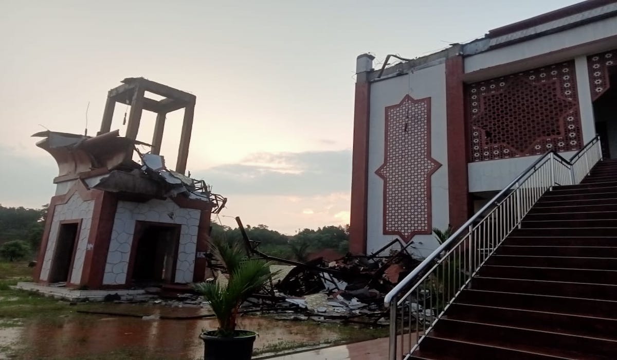 Menara setinggi 20 meter di Bogor ambruk