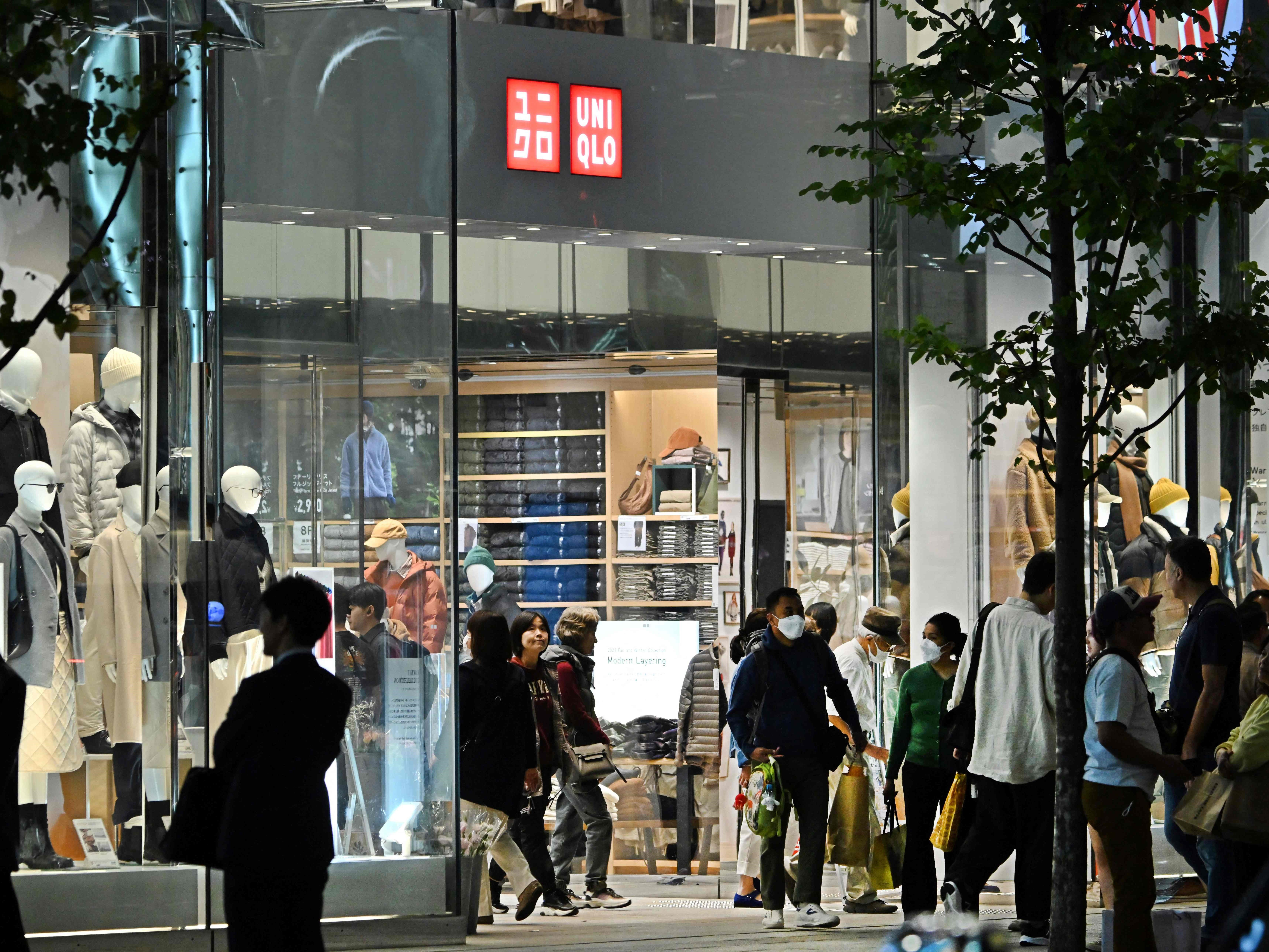 Orang-orang berkumpul di luar cabang merek pakaian Fast Retailing Uniqlo di sepanjang jalan di pusat kota Tokyo pada 12 Oktober 2023.
