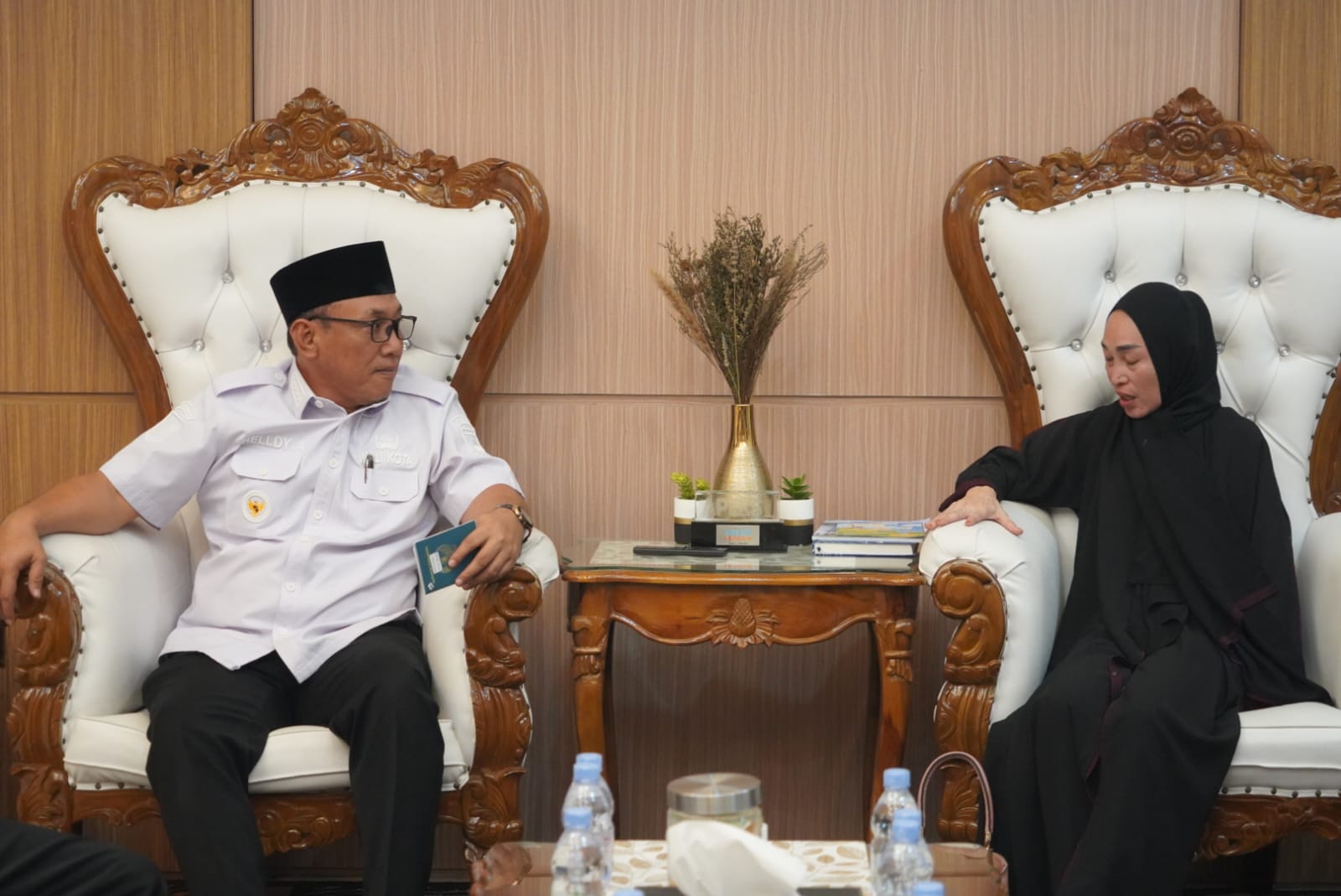 Wali Kota Cilegon Helldy Agustian bertemu dan berbincang dengan TKI  Fitri Ariani di Kantor Wali Kota Cilegon, Rabu (22/11/2023).