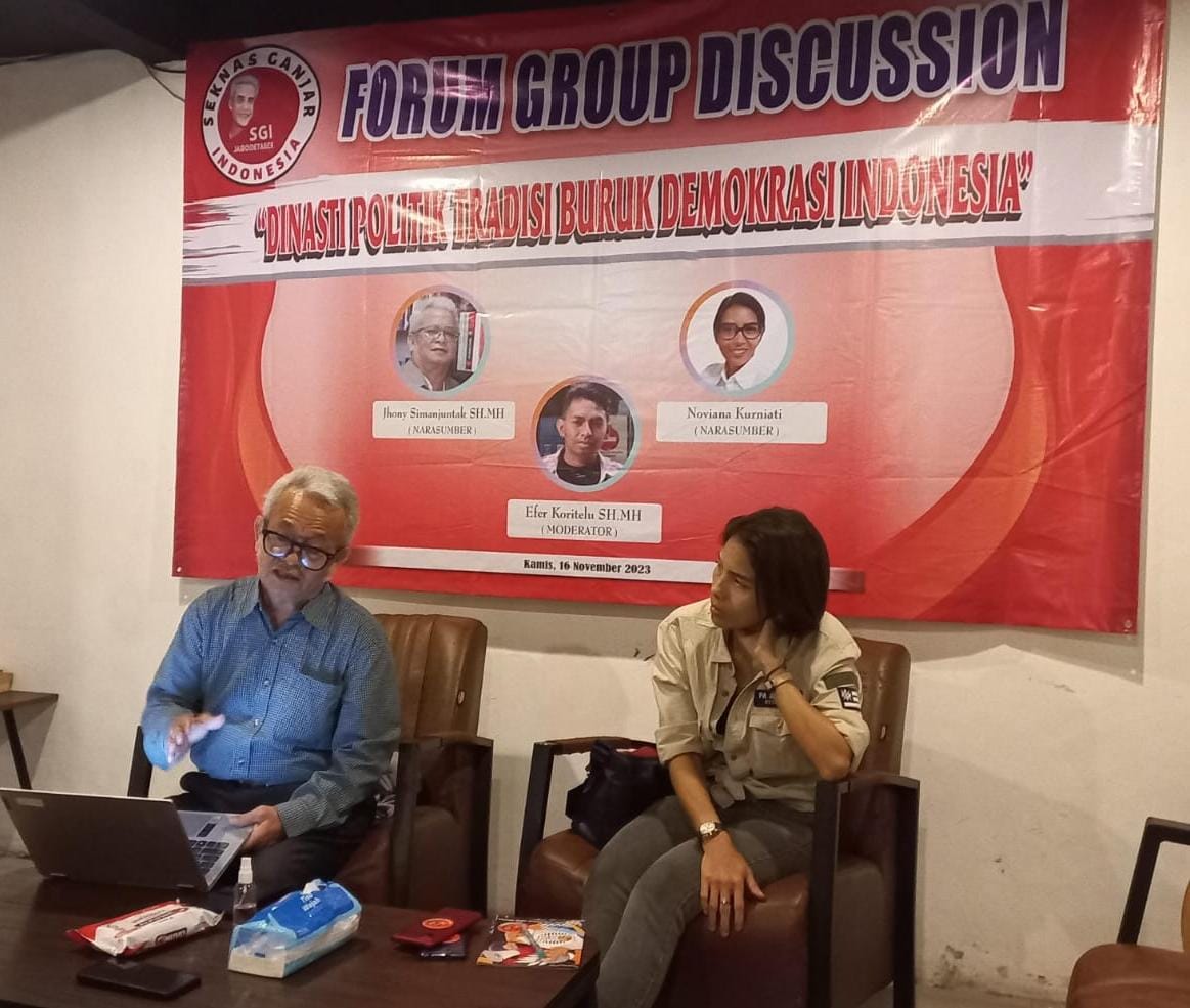 Praktisi hukum Jhony Nelson Simanjuntak (kiri)