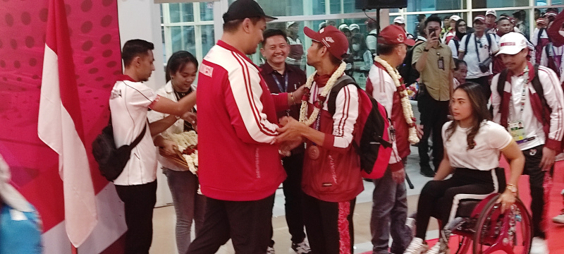 Menteri Pemuda dan Olahraga Dito Ariotedjo berbincang dengan sejumlah atlet