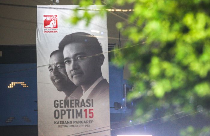 Baliho besar bergambar Presiden Joko Widodo bersama putra keduanya Kaesang Pangarep