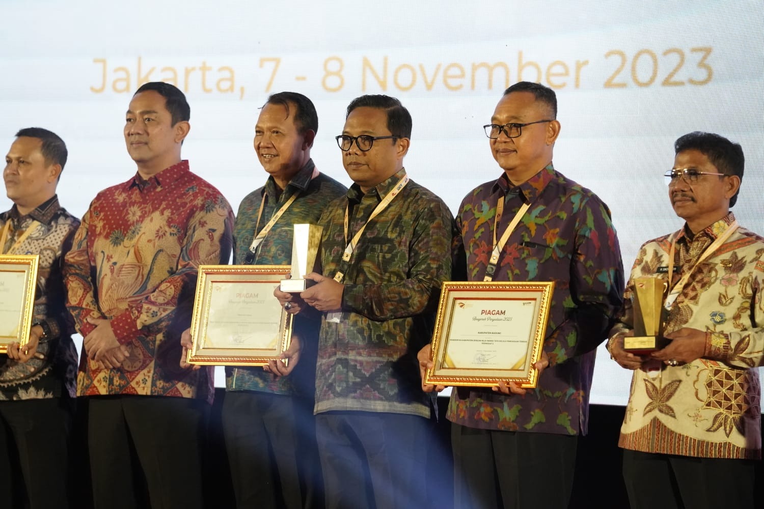  Sekda Klungkung, Anak Agung Gede Lesmana (Ketiga dari kanan) saat menerima penghargaan sebagai Peringkat Terbaik pada Anugrah Penghargaan. 