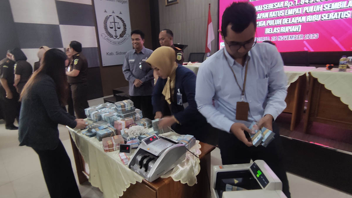 Kejari Sidoarjo menyita uang senilai Rp1,849 miliar terkait kasus dugaan korupsi di PDAM Kabupaten Sidoarjo.