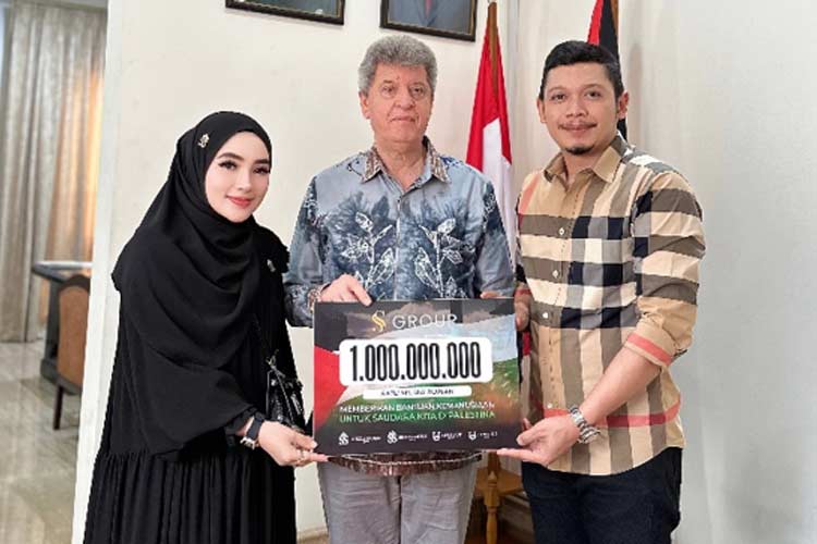 Penyerahan bantuan untuk Palestina. 