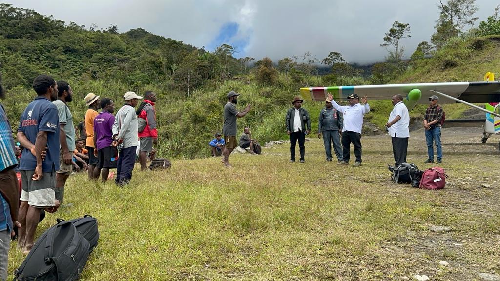 Bupati Yahukimo, Didimus Yahuli bersama rombongan mengunjungi distrik Amuma, sekaligus mengecek stok pangan masyarakat