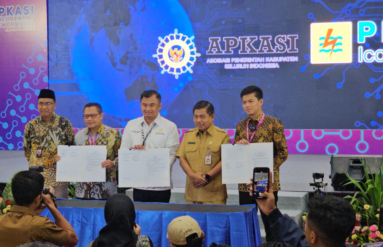 Acara penandatanganan MoU antara PLN Icon Plus dan Apkasi di Jakarta, Selasa (28/11/2023). 
