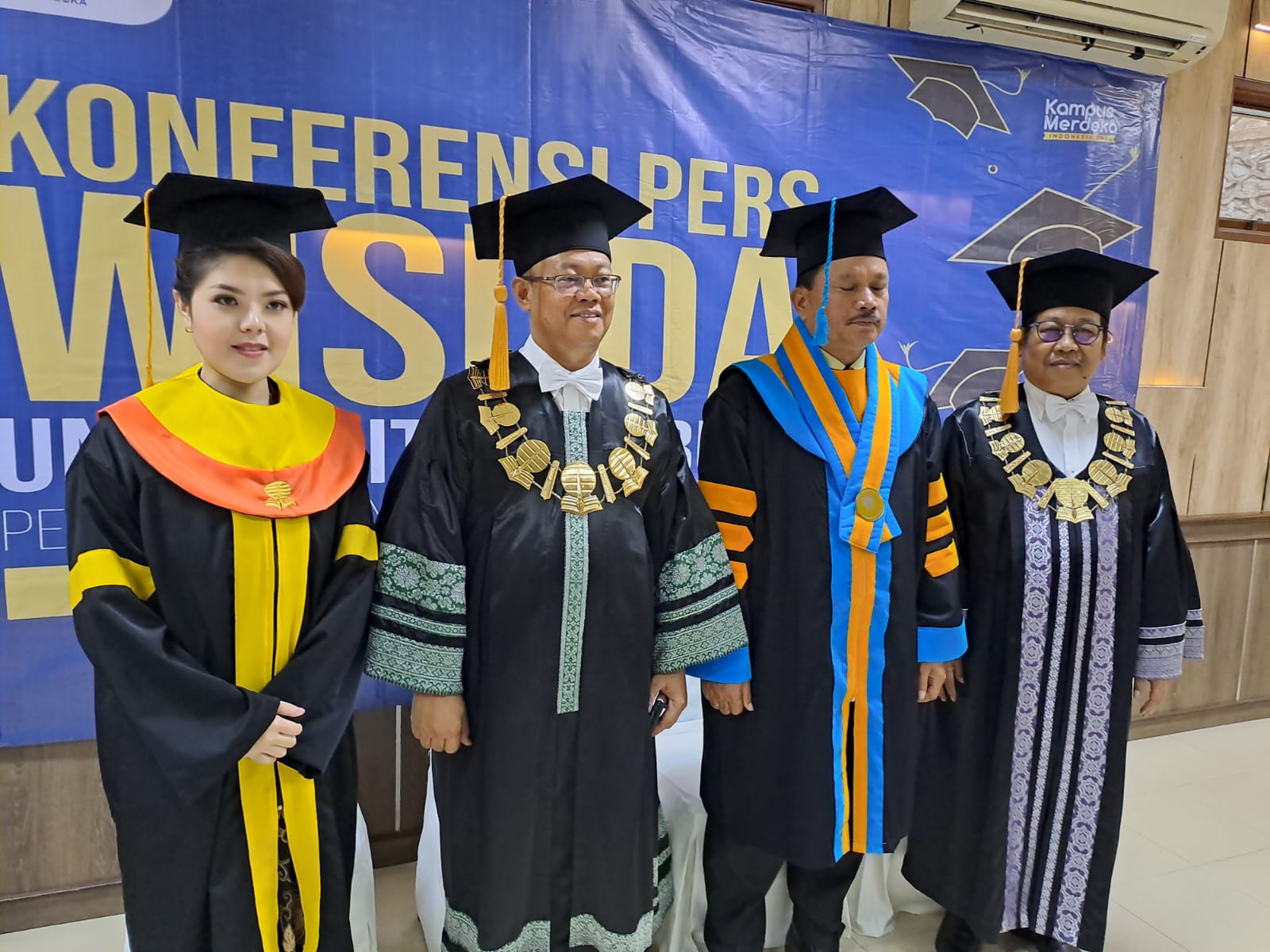 Tina Toon dan Wali Kota Madiun Maidi menjadi wisudawan kehormatan UT, Selasa (28/11).