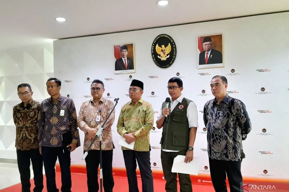 Kepala BNPB Suharyanto (kedua dari kanan) mengatakan, bantuan akan diserahkan kepada organisasi UNOCA Afghan.