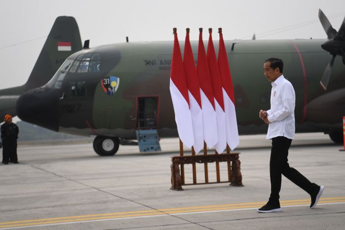 Presiden Joko Widodo saat melepas bantuan untuk Palestina di Pangkalan Udara TNI AU Halim Perdana Kusuma, Jakarta, Sabtu (4/11). 