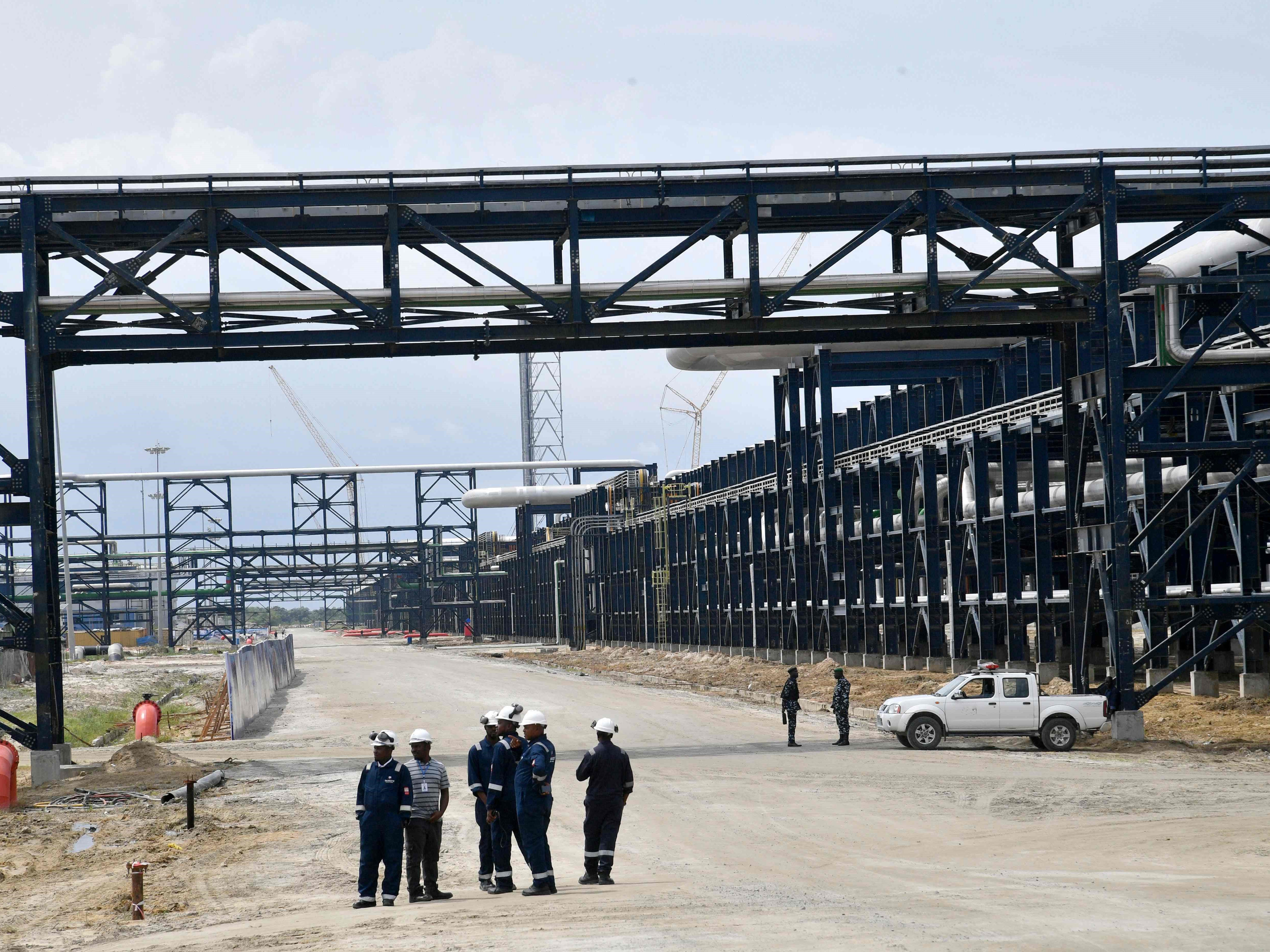Para pekerja berdiri di bagian Dangote Petroleum Refinery Petrochemicals di Lagos, Nigeria, pada 22 Mei 2023.