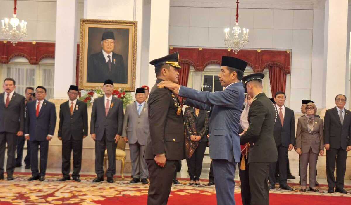 PRESIDEN Joko Widodo melantik Letnan Jenderal TNI Maruli Simanjuntak sebagai Kepala Staf Angkatan Darat (KSAD), Selasa, (29/11).