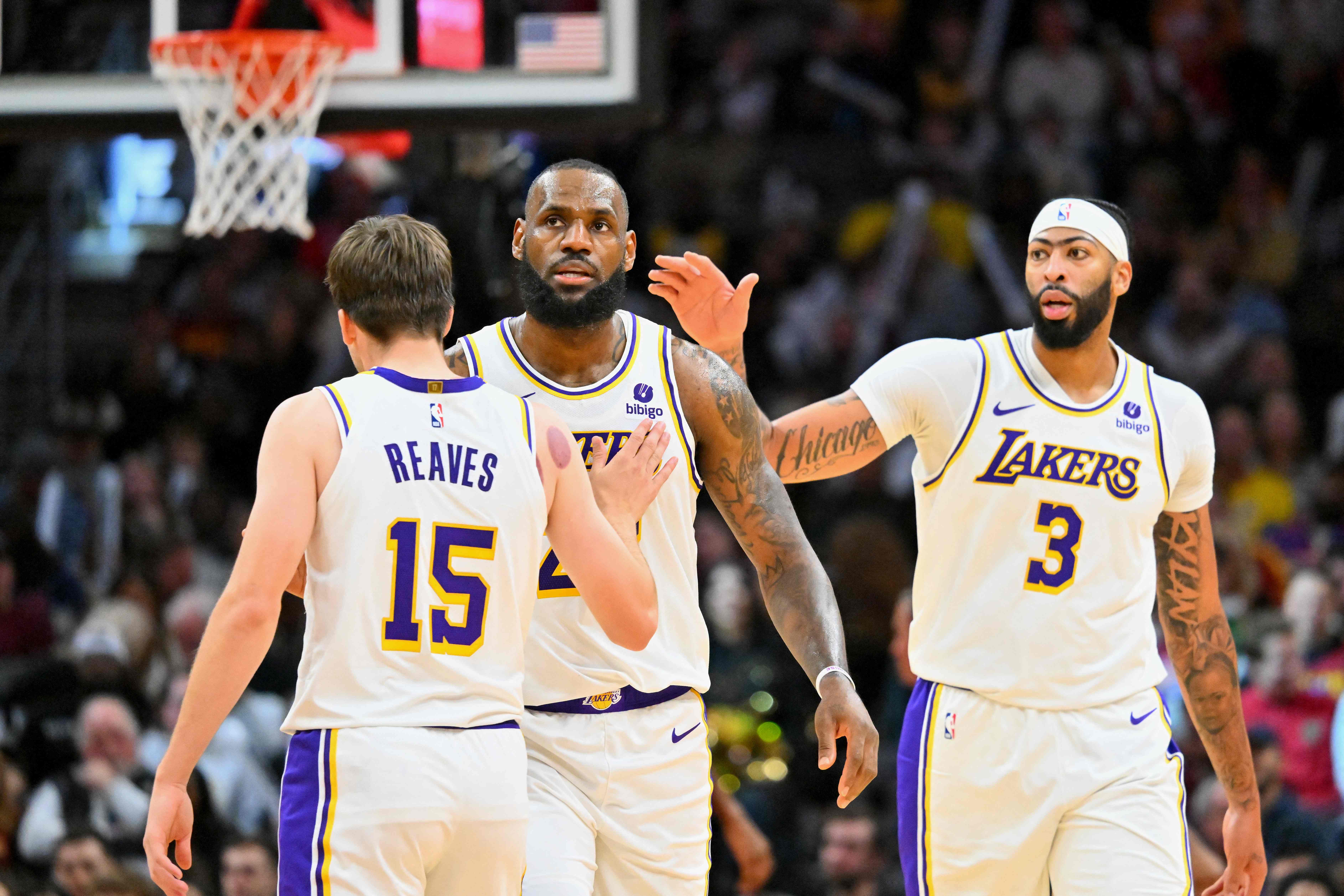 Pemain LA Lakers, Austin Reaves #15, Anthony Davis #3 dan LeBron James #23 melakukan selebrasi saat laga di markas Cleveland.