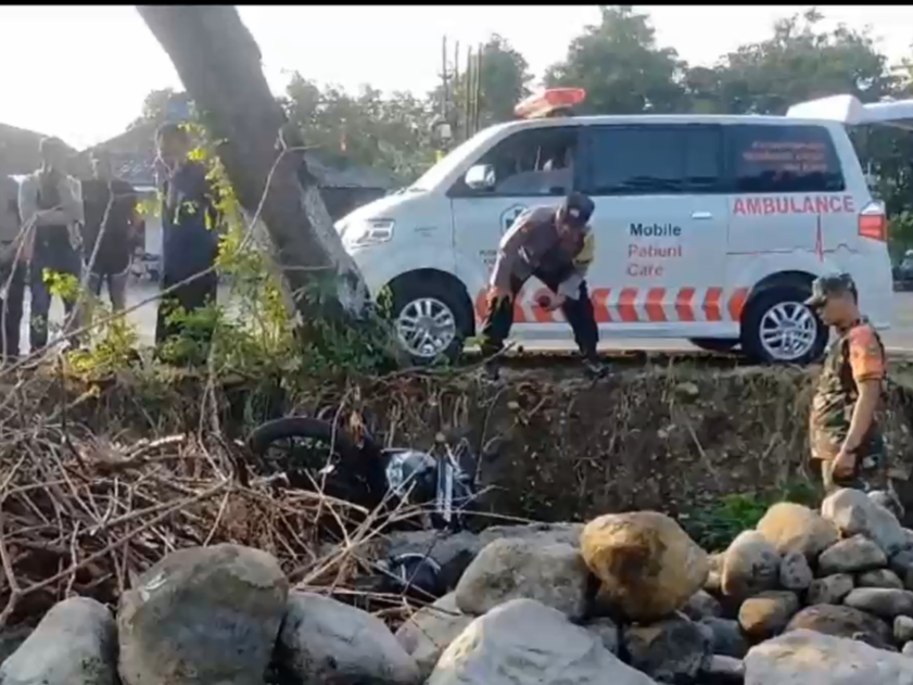 Petugas melihat tempat kejadian perkara.