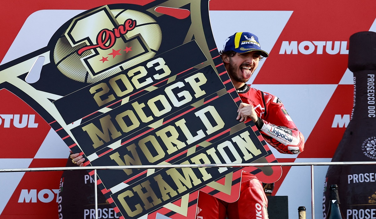 Pembalap Ducati Francesco Bagnaia merayakan gelar juara dunia Moto-GP usai menjadi juara di GP Valencia.