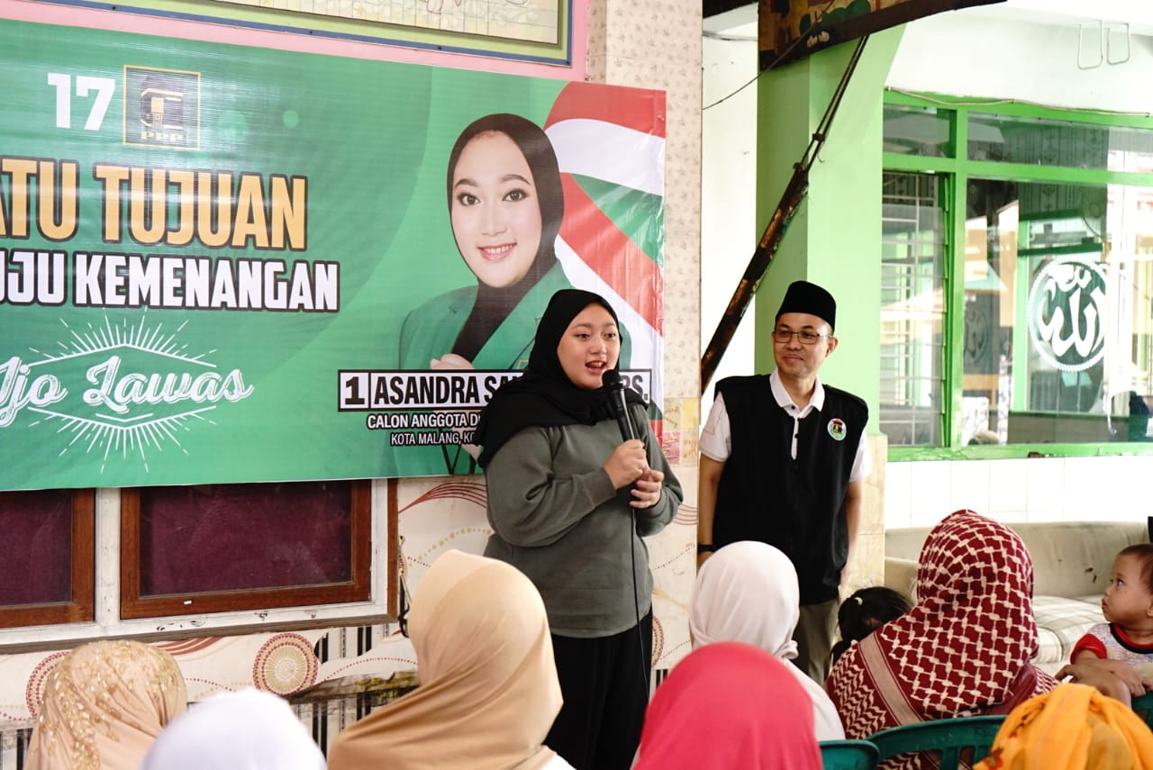 Caleg DPR dari PPP, Asandra Salsabila, menjelaskan visi dan misinya kepada masyarakat di Kabupaten Malang, Jatim. 