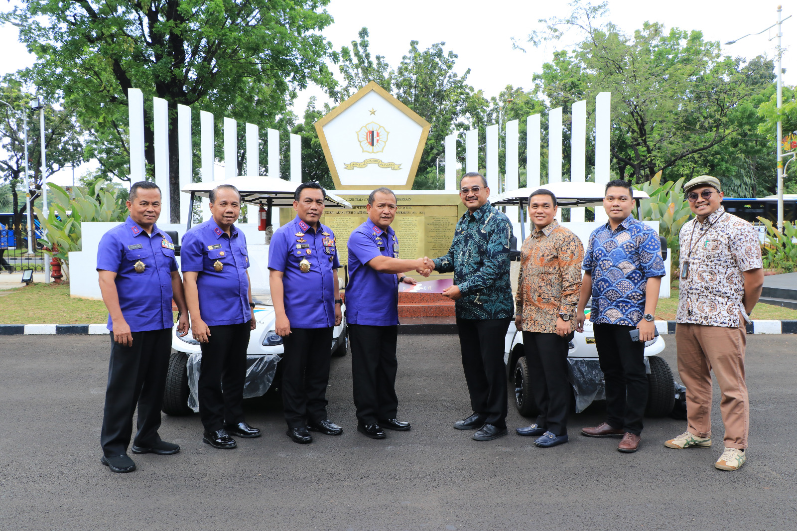 Acara simbolis penyerahan bantuan hibah mobil golf dari PTPN III kepada Lemhanas