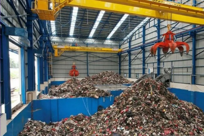 Proses pengolahan sampah di Kota Bekasi, Jawa Barat.