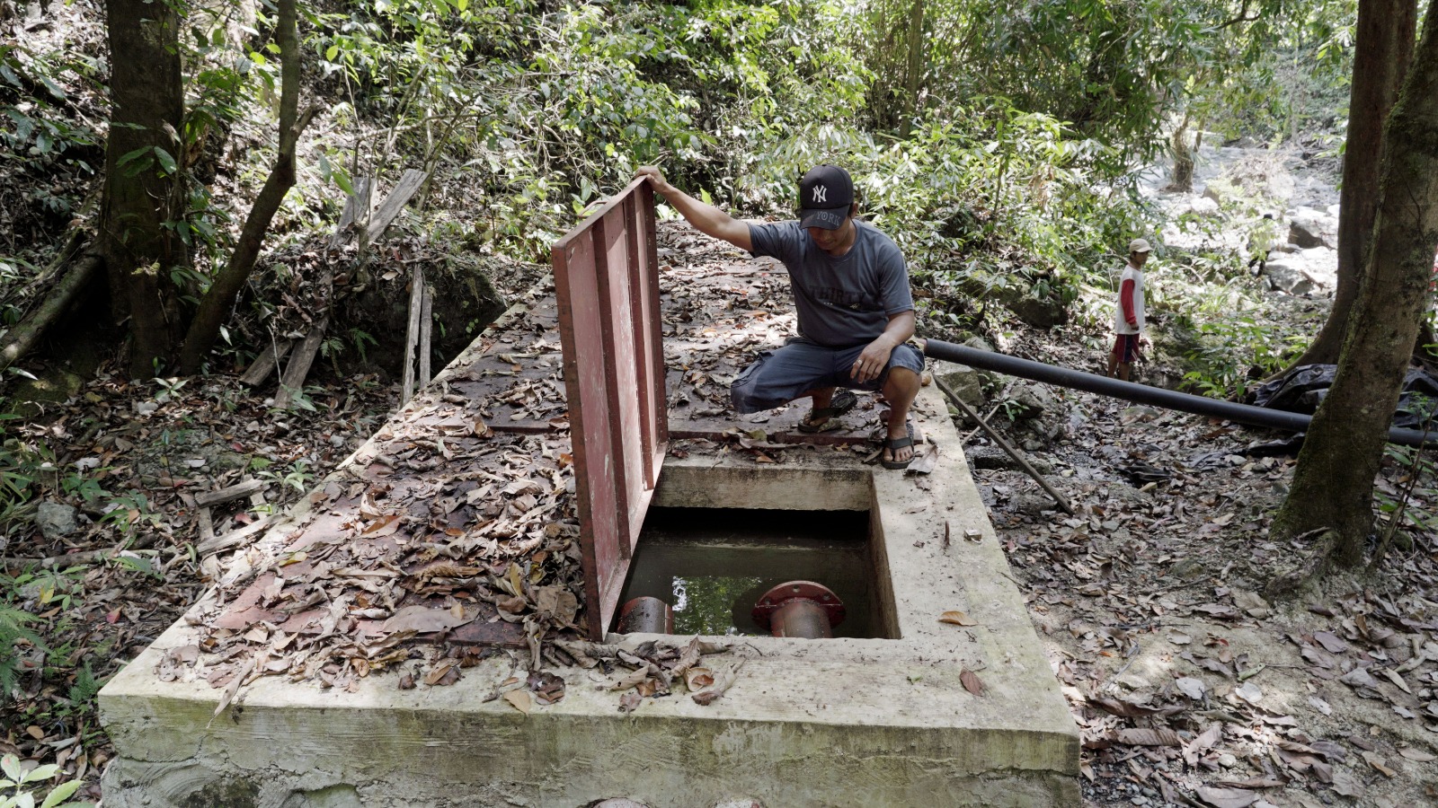 Pipa air dari proyek Air Bersih Berkelanjutan dari JOB Tomori bersama KAT   Loinang 