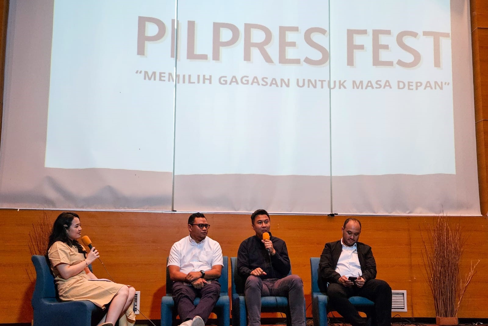 Bagas Adhadirgha (dua dari kanan).