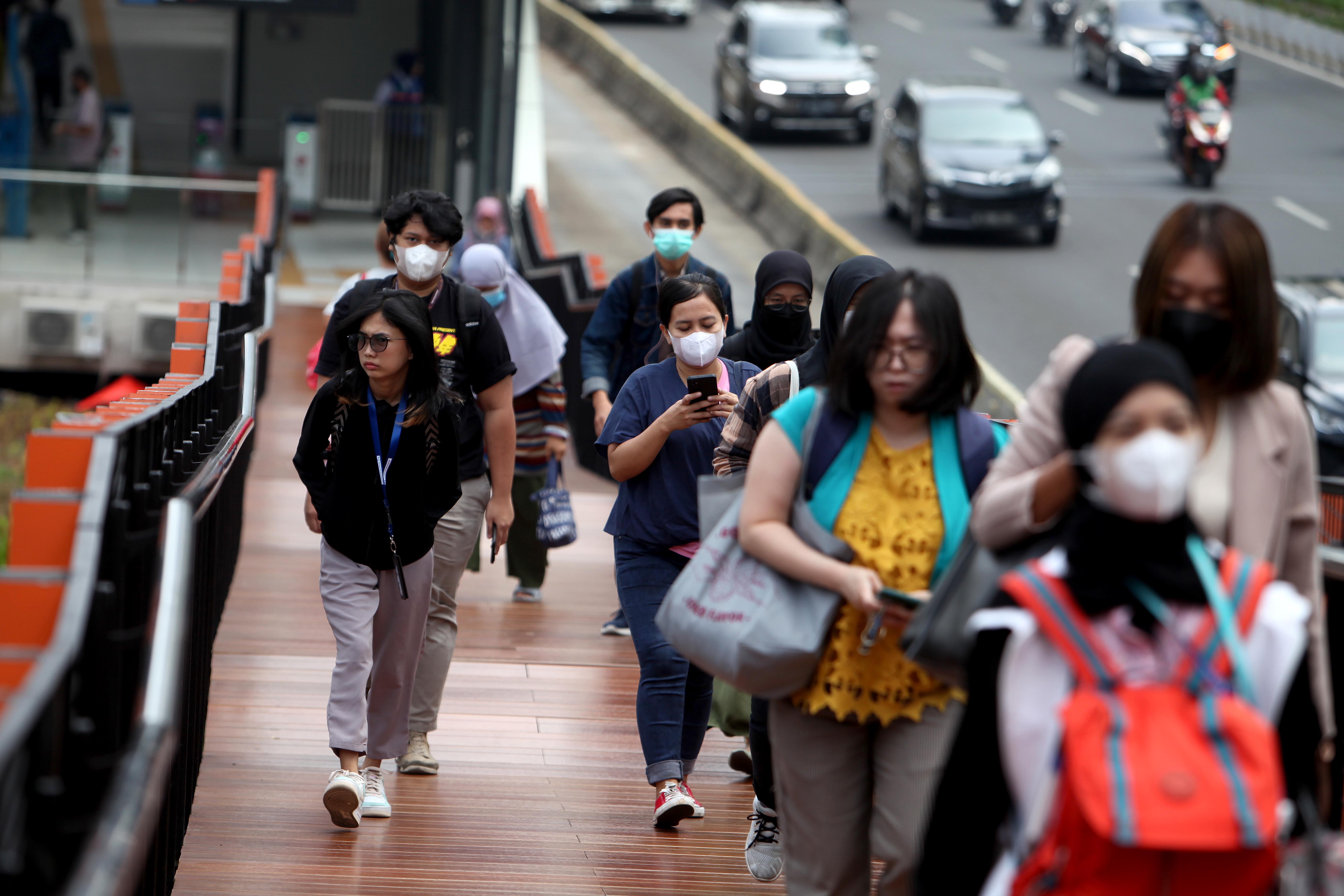 Aktivitas pekerja saat berangkat kantor di kawasan Sudirman,