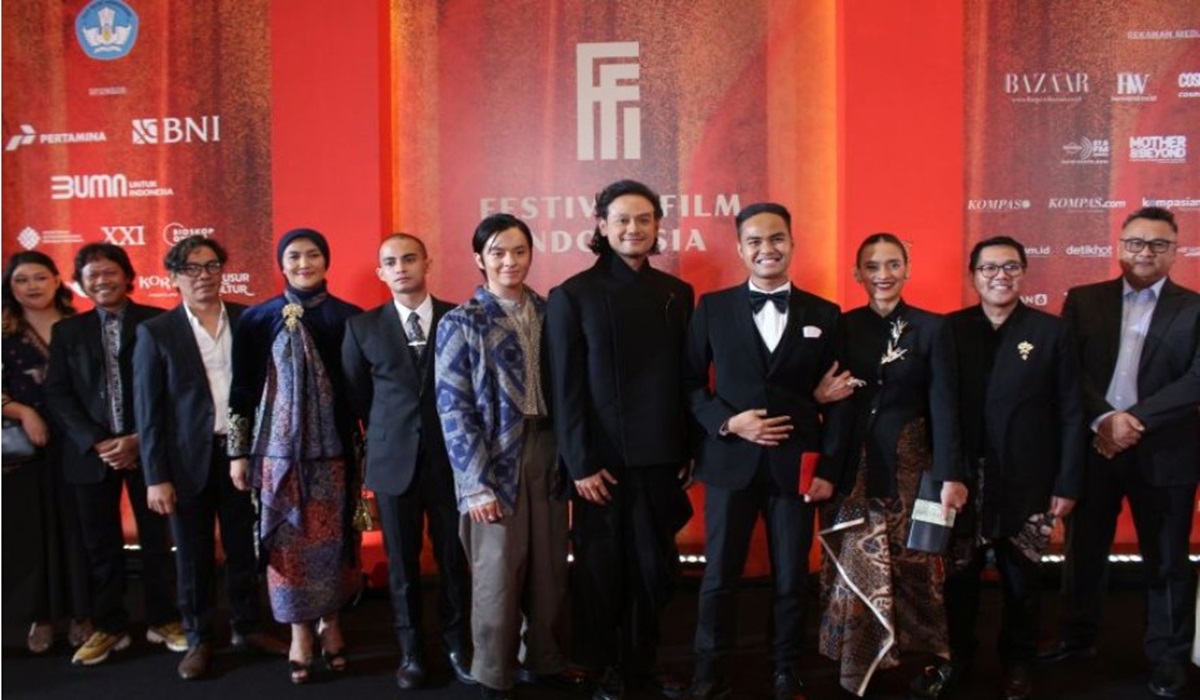 Aktris Sha Ine Febriyanti (ketiga dari kiri) bersama bintang dan kru film Budi Pekerti saat menghadiri ajang Piala Citra.