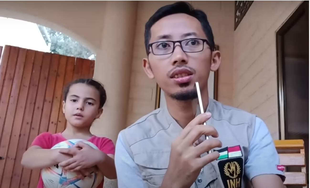 Husein Gaza beserta salah satu anaknya.