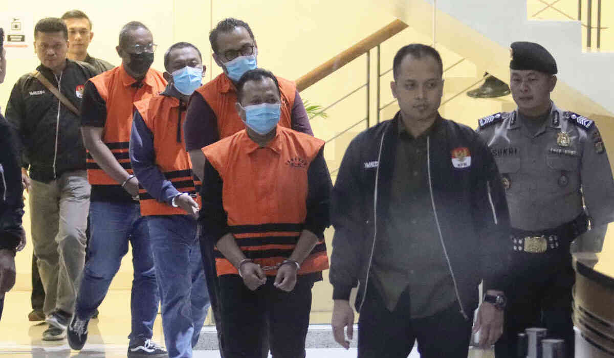 Para tersangka dugaan korupsi penyuapan dalam rangka pemgurusan perkara di Kejaksaan Negeri Bondowoso.