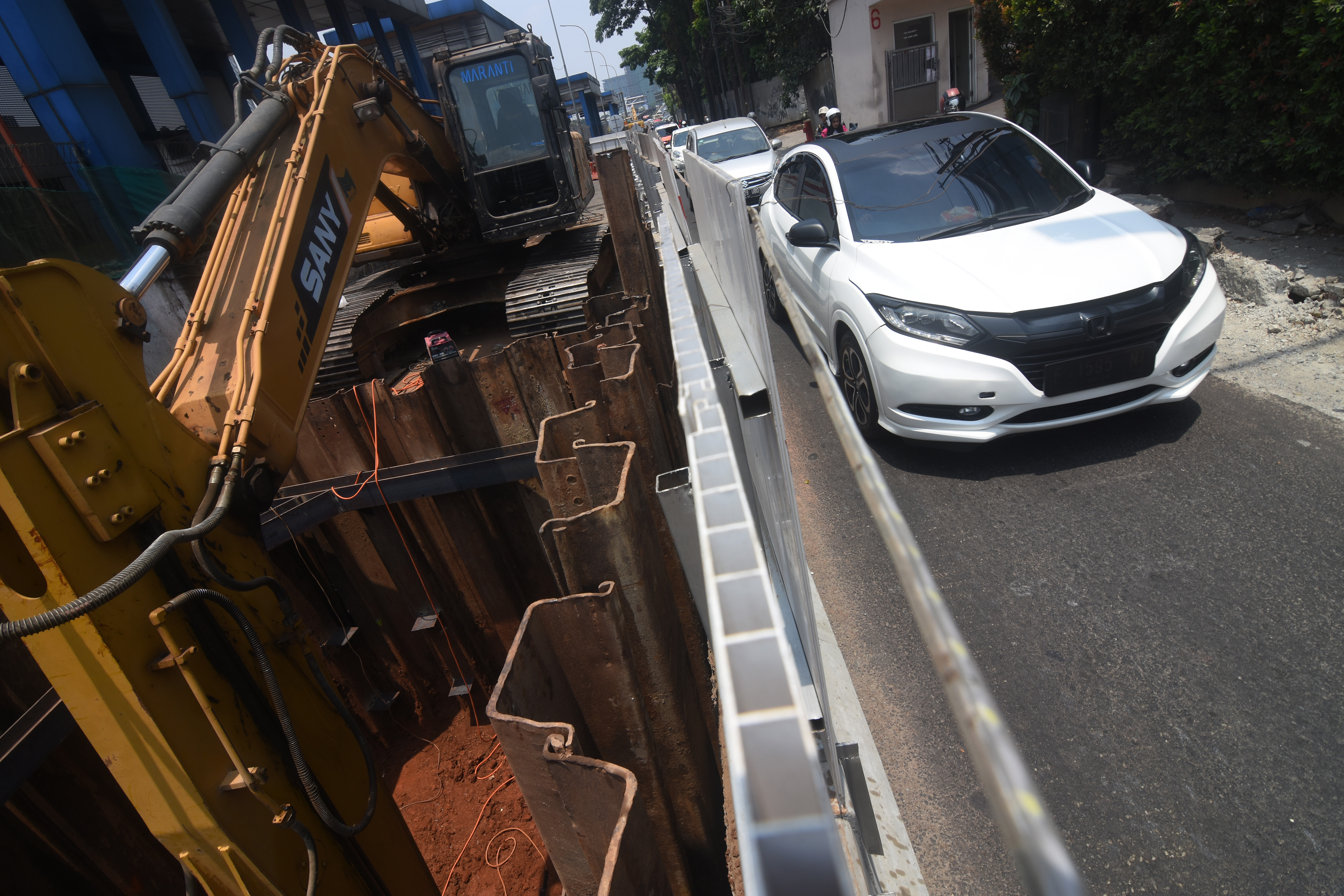 Kendaraan berjalan tersendat akibat pembangunan polder atau kolam retensi di Jalan TB Simatupang,