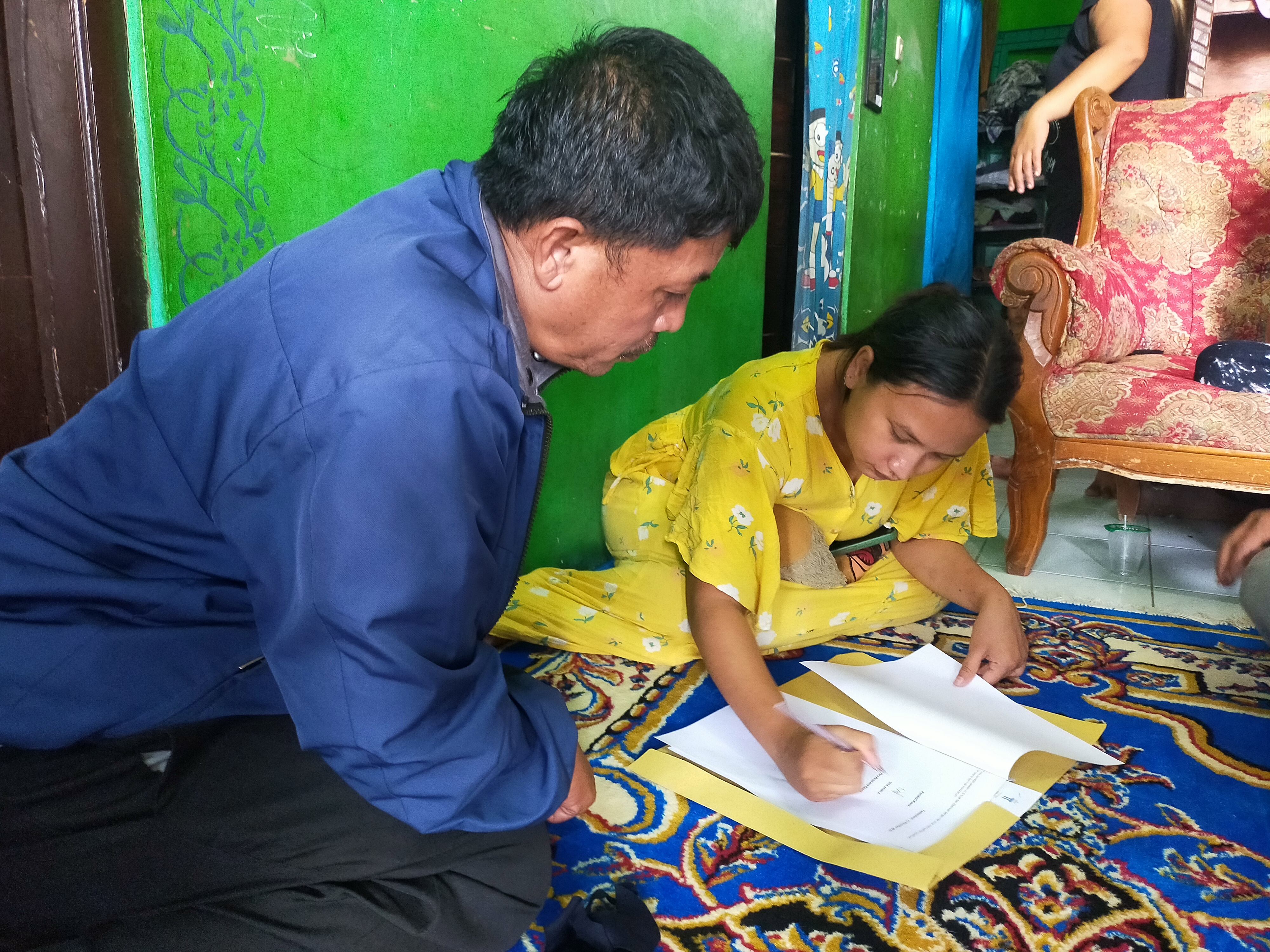 Nisa Armila, ibu korban dugaan malpraktik menandatangani surat kuasa untuk pembelaan hukum kasusnya