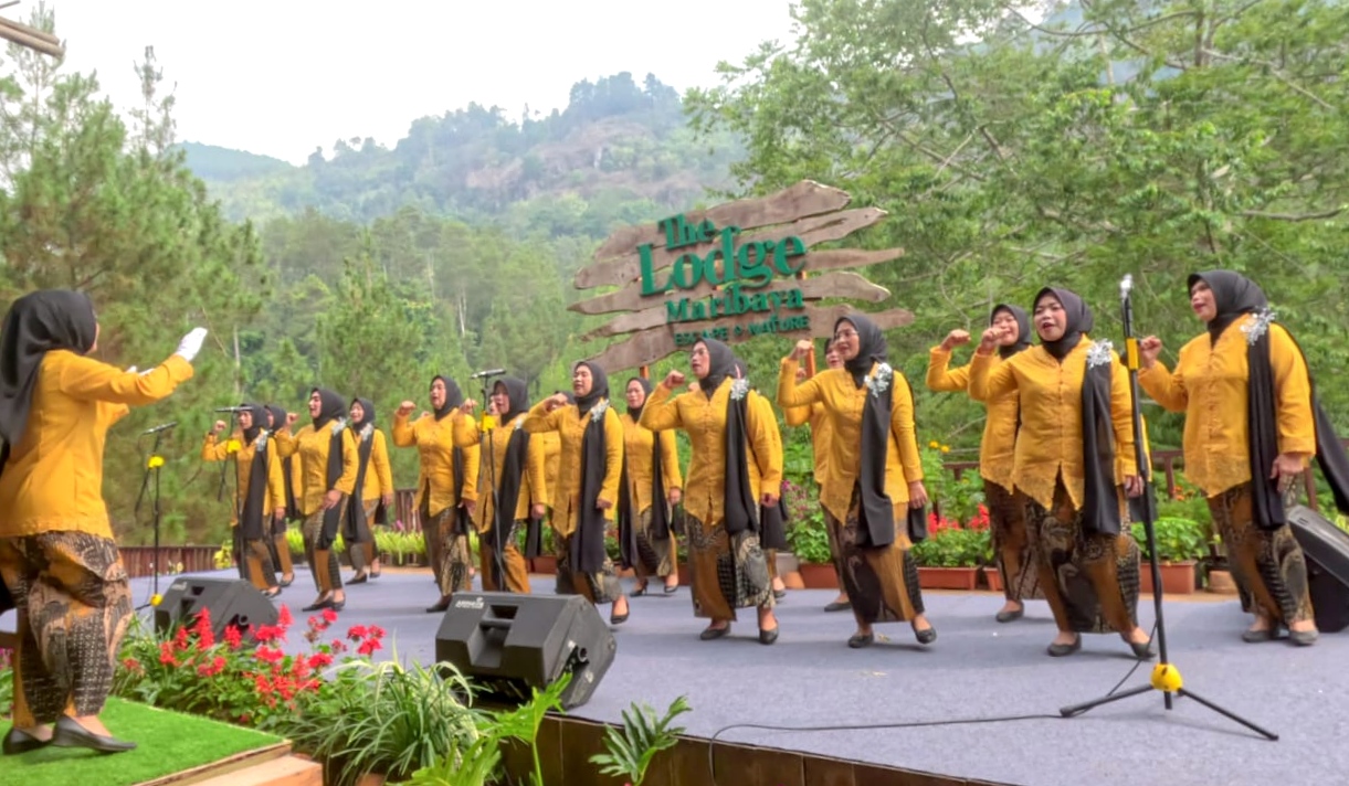 Sejumlah pelaku seni di Lembang, Kabupaten Bandung Barat, mengikuti helaran seni dan budaya