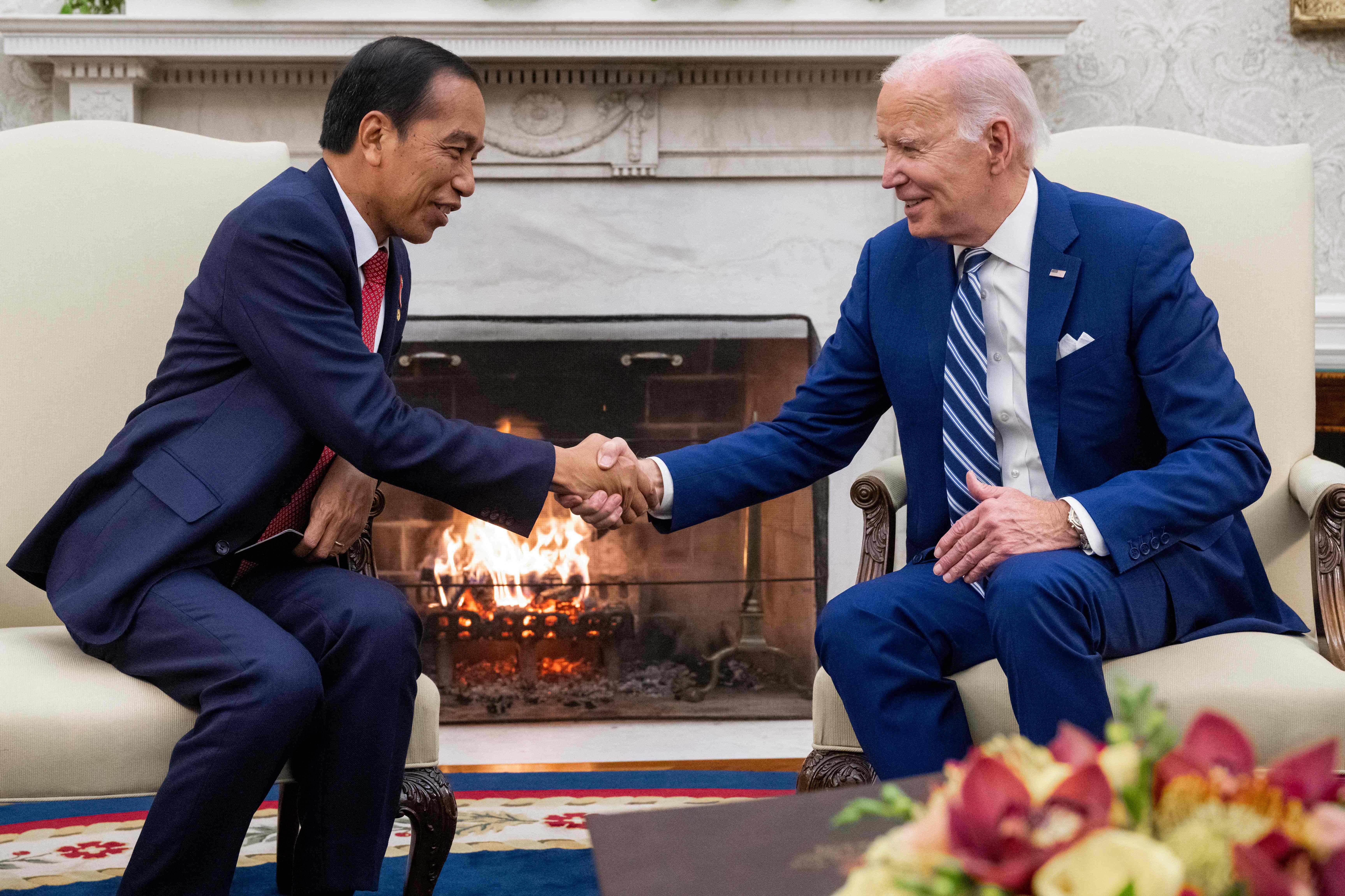 Presiden Joko Widodo dan Joe Biden bersalaman dalam pertemuan di AS, 13 November 2023.