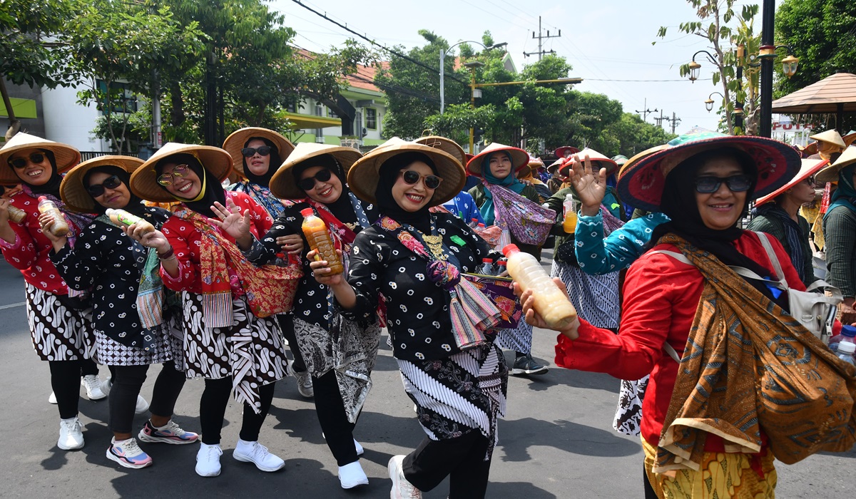 Ilustrasi--Peserta mengikuti kirab dalam Festival Jamu Gendong Nusantara di Kota Madiun, Jawa Timur.