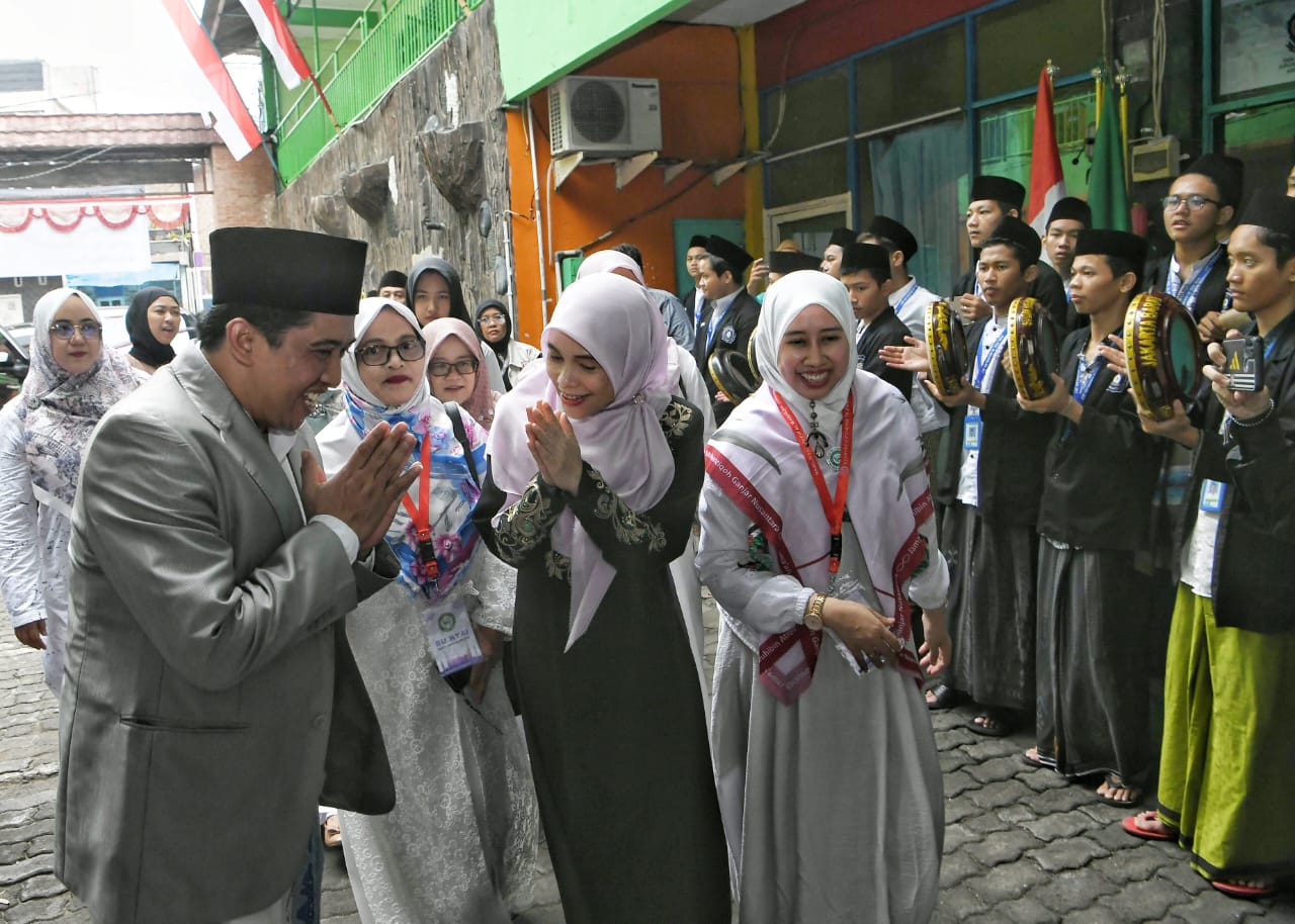 Siti Atikoh mendatangi Pondok Pesantren (Ponpes) Al Washilah
