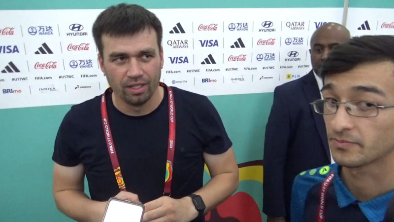 Pelatih Timnas Uzbekistan Jamoliddin Rakhmatullaev (kiri). 