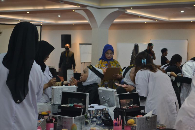 Sejumlah siswa LKP Karya Jelita tengah melakukan aktivitas