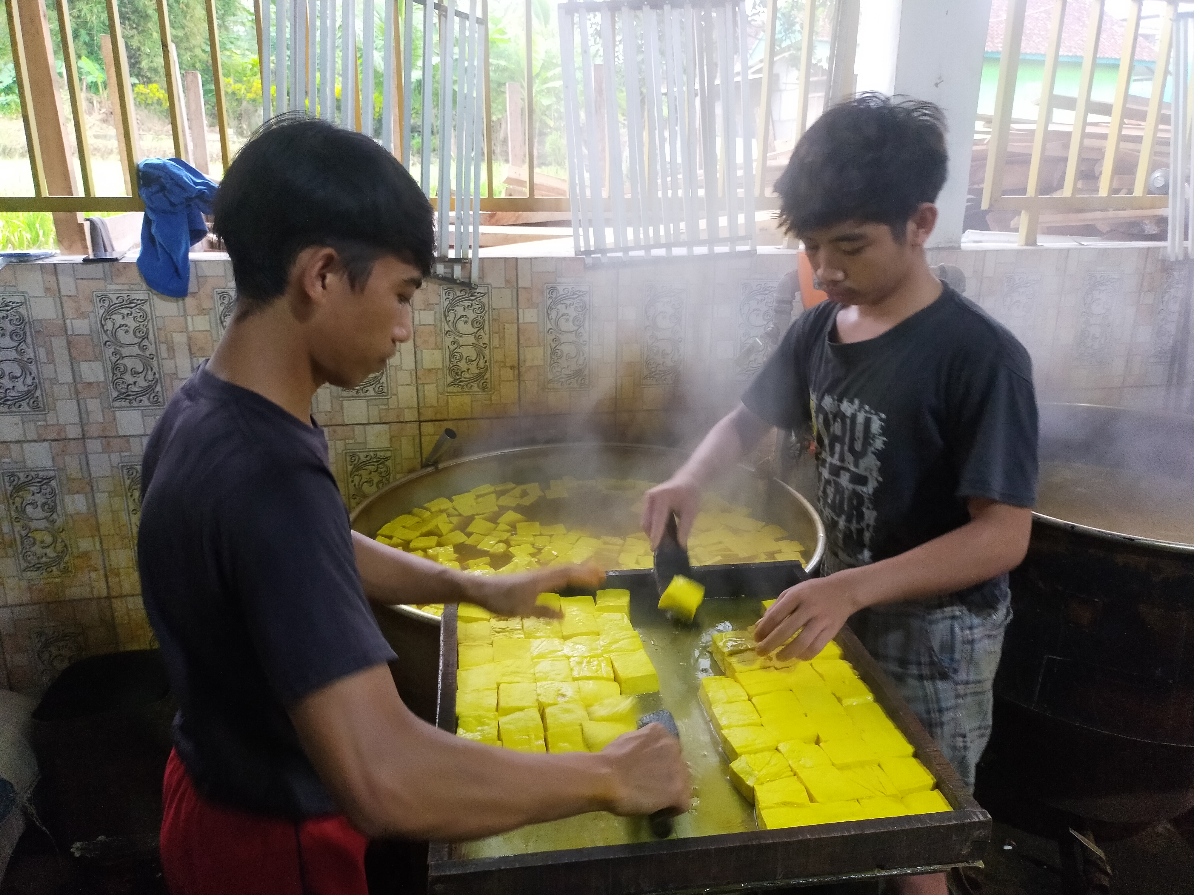 Perajin tahu di Tasikmalaya tengah melakukan proses produksi
