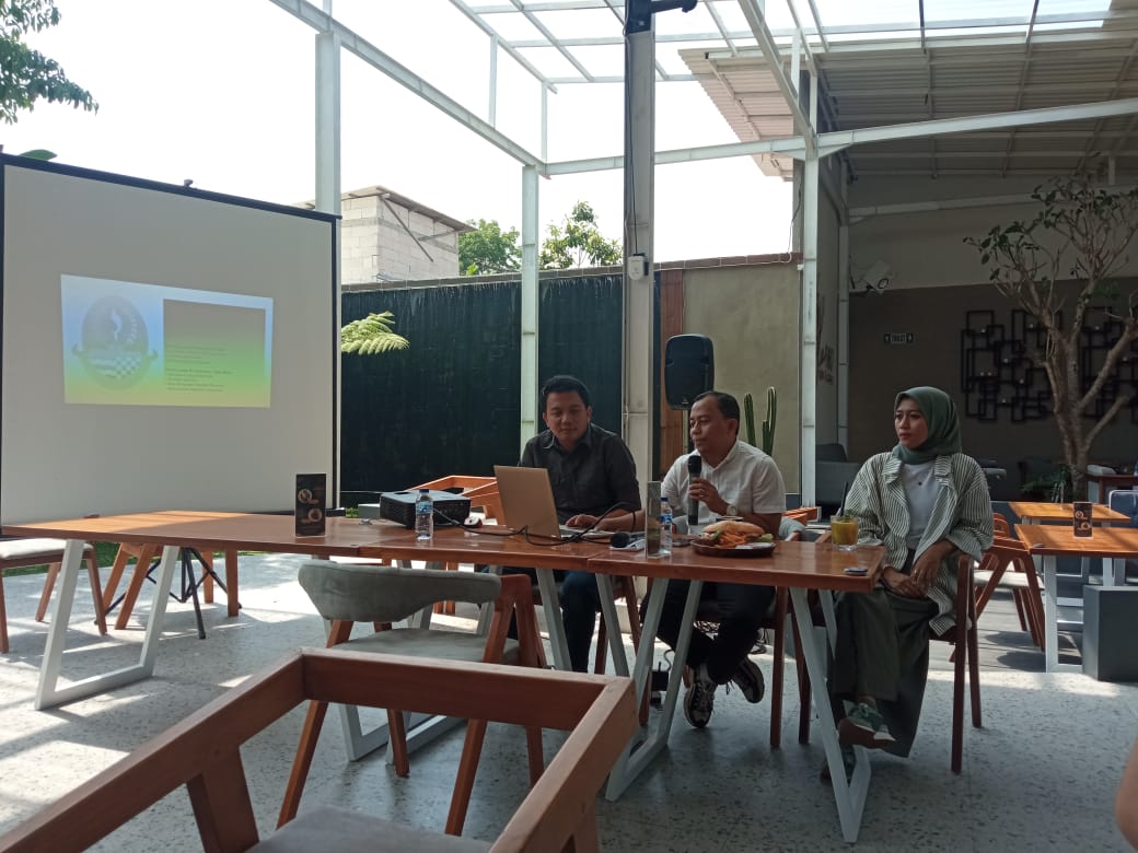 Jaringan Survei Pemuda Pelajar dan Ragaplasma Research memaparkan hasil survei terkait pemilu di Jawa Barat