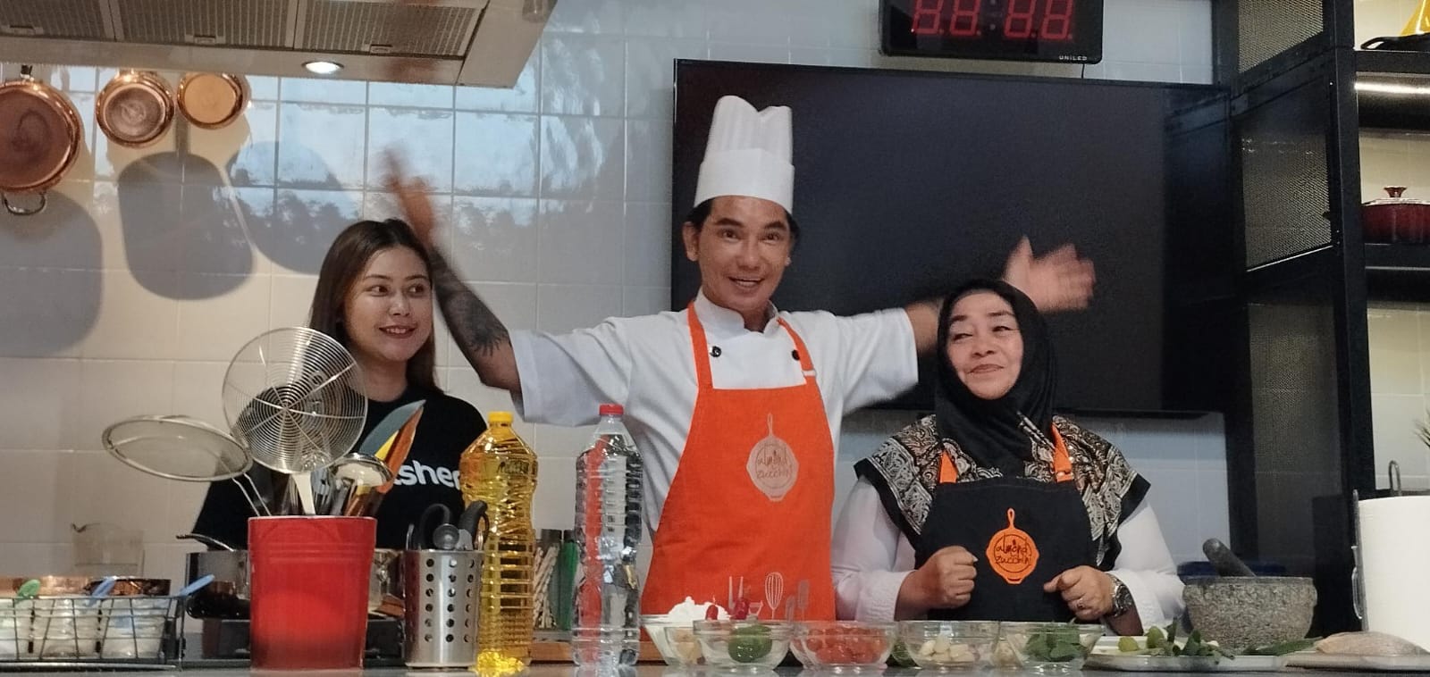 kiri ke kanan :  Luciana Dita Chandra Murni, chef Eddy Siswanto, dan Innes Rahmaniar. 
