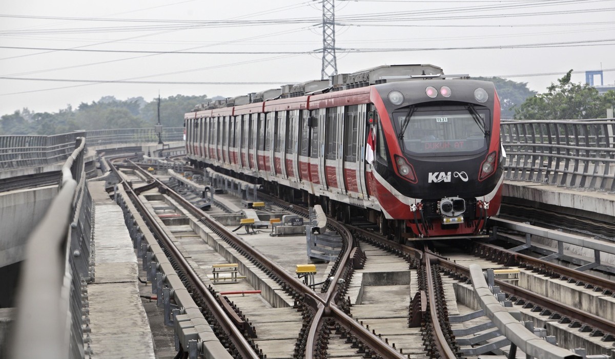 Rangkaian kereta LRT Jabodebek memasuki Stasiun Cawang Jakarta.
