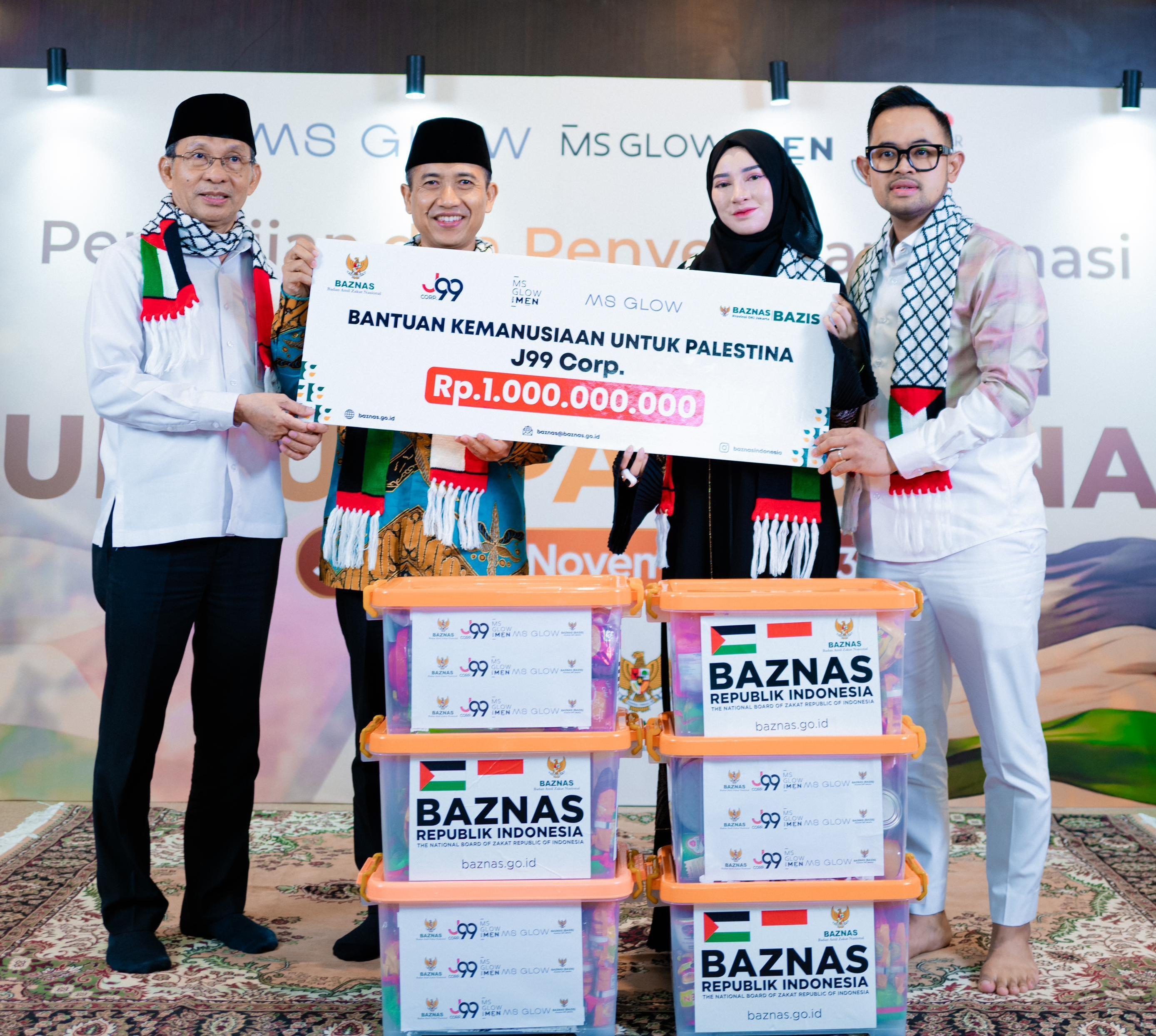 Penyerahan donasi secara simbolis untuk warga Palestina dari MS Glow kepada Baznas di Jakarta, pada Jumat (24/11).