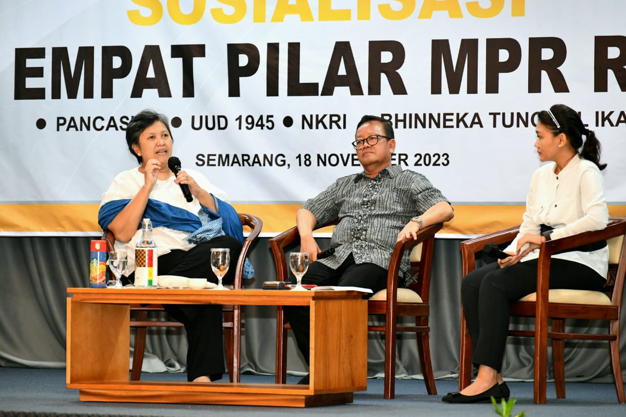 Wakil Ketua MPR Lestari Moerdijat (kiri) saat Sosialisasi Empat Pilar Kebangsaan di Semarang, Jawa Tengah, Sabtu (18/11).