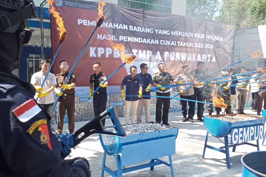 Kegiatan pemusnahan barang hasil penindakan cukai di Purwakarta, Jawa Barat.