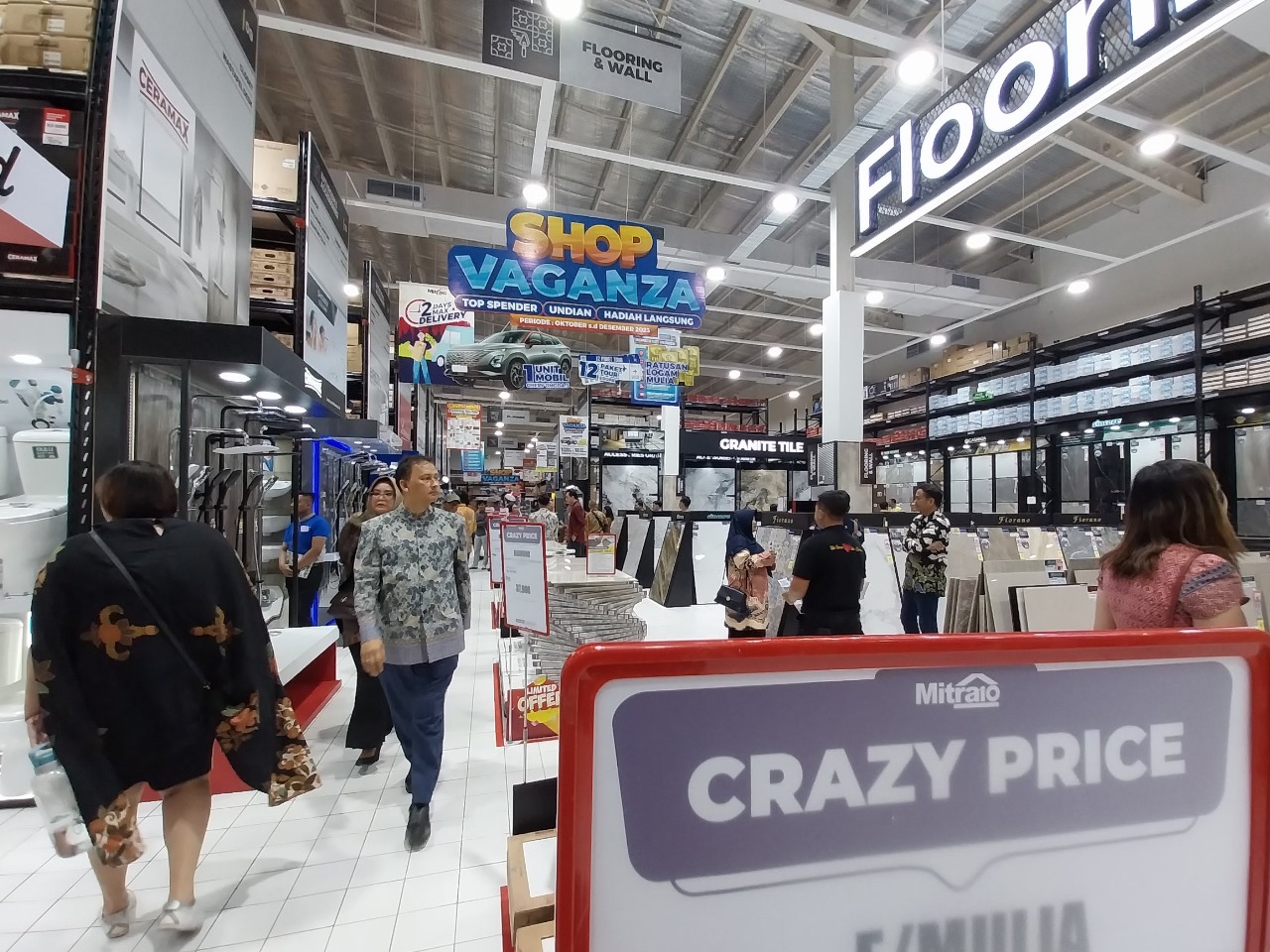 Pelanggan melintas di dalam  Super Store Mitra 10 di Serang. 