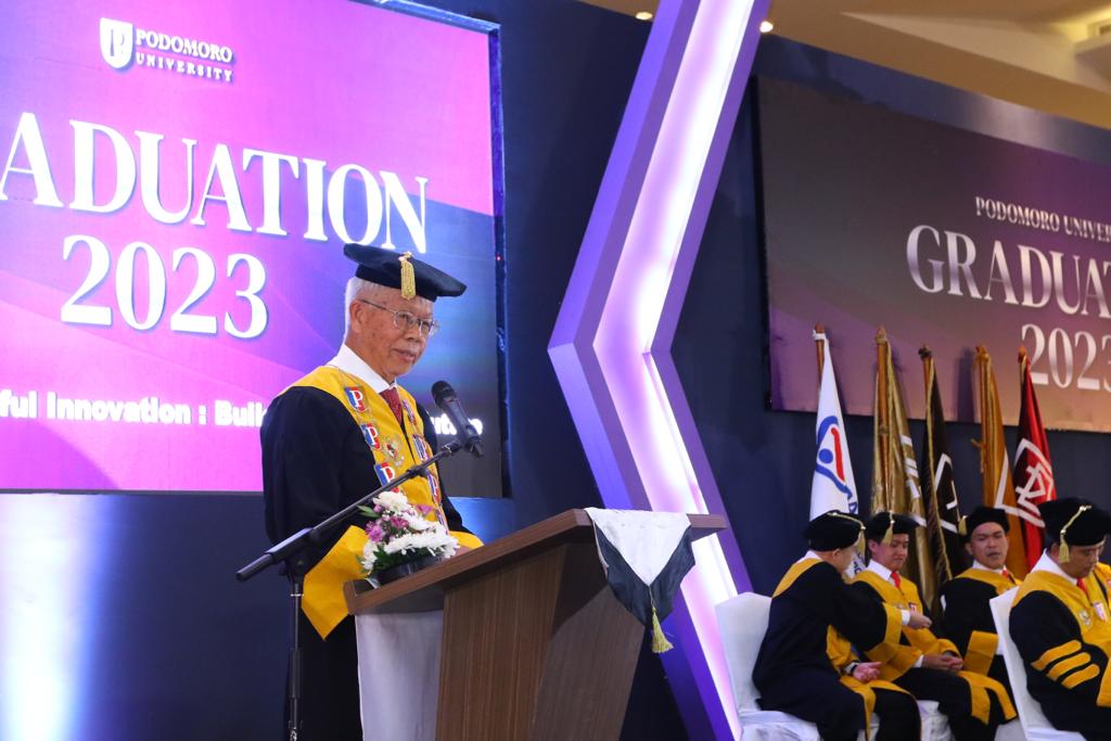 Rektor Podomoro University  Bacelius Ruru, memberi sambutan dalam acara Wisuda VI Universitas Podomoro di Jakarta, Sabtu (18/11)