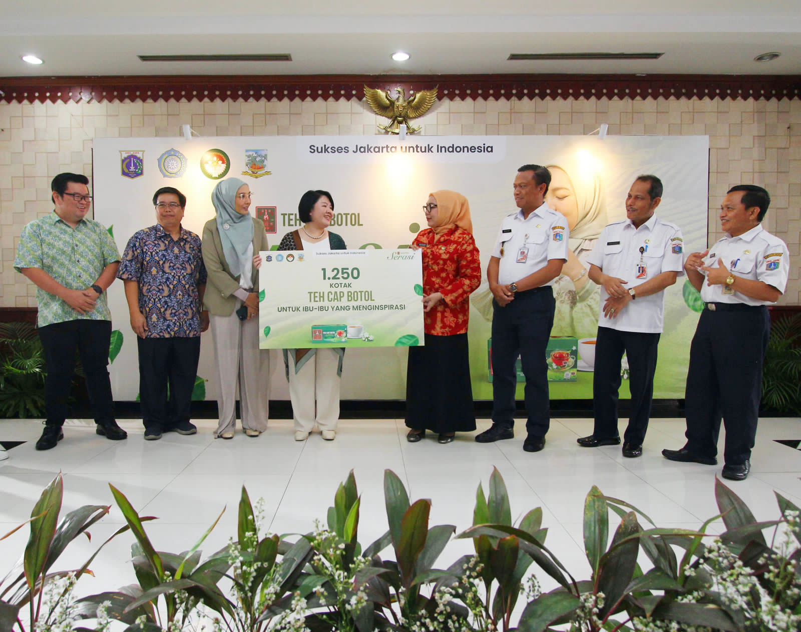 Produsen Teh Cap Botol meluncurkan program SERASI yang menggandeng Pemkot Jaksel di Jakarta, Rabu (1/11).